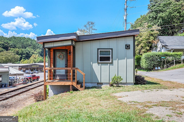 view of front of house featuring a front lawn