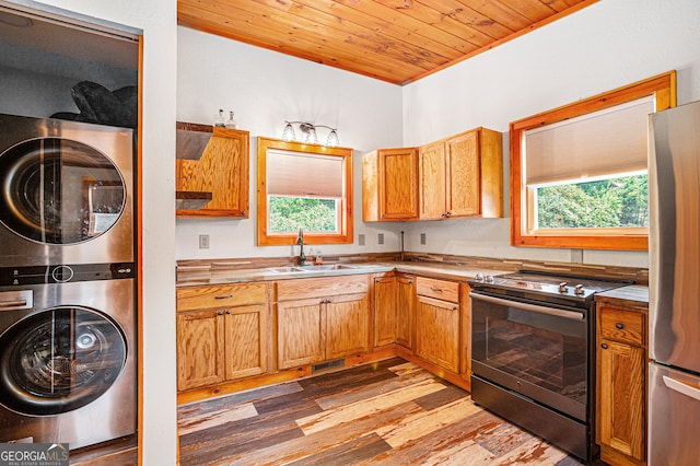 kitchen with stacked washer and clothes dryer, wooden ceiling, light hardwood / wood-style floors, sink, and electric stove