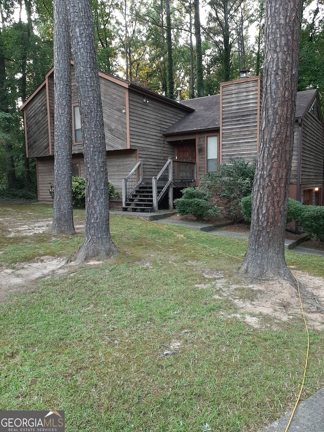 view of front of house featuring a front lawn