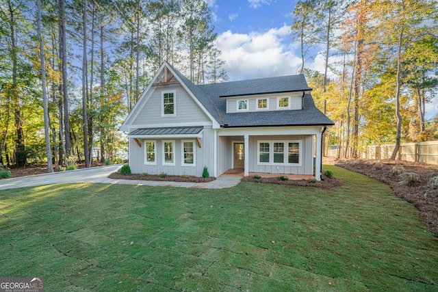 view of front facade featuring a front yard