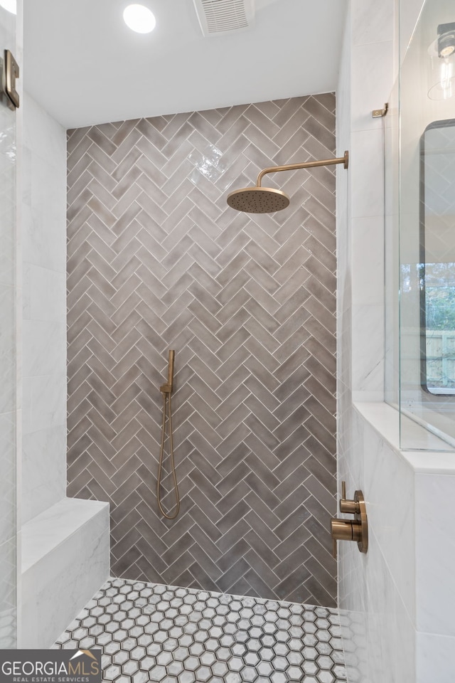 bathroom featuring tiled shower