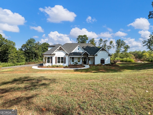 view of front facade featuring a front lawn