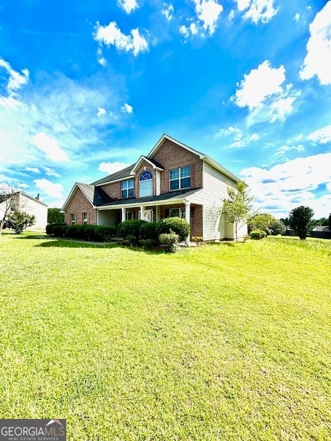 view of front of home featuring a front yard