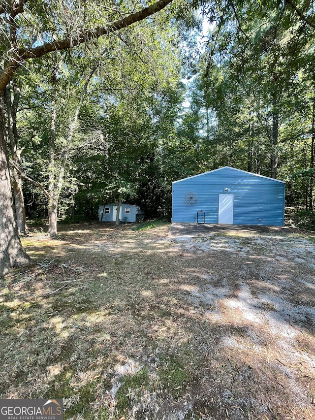 view of yard with a storage unit