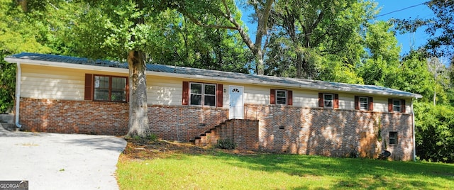 single story home featuring a front yard