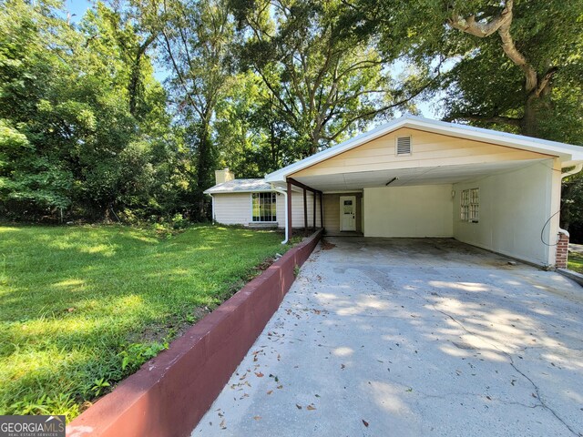 view of front of home featuring a front lawn and a carport