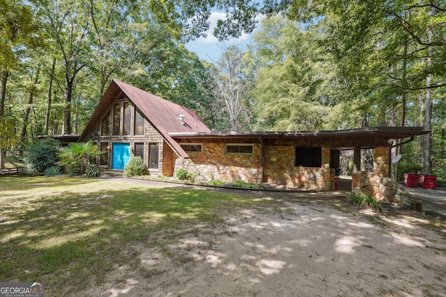 view of front of house featuring a front yard and a carport