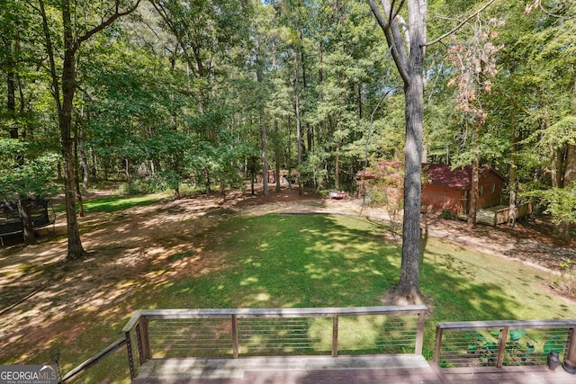 view of yard featuring an outbuilding