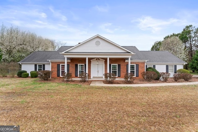 view of front facade featuring a front lawn and ceiling fan