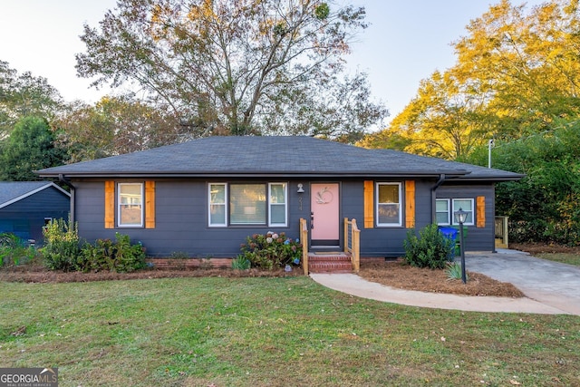 single story home with a front yard, crawl space, and driveway