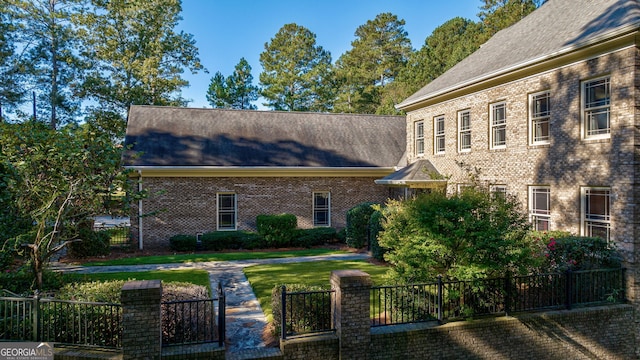 view of front of home featuring a front lawn