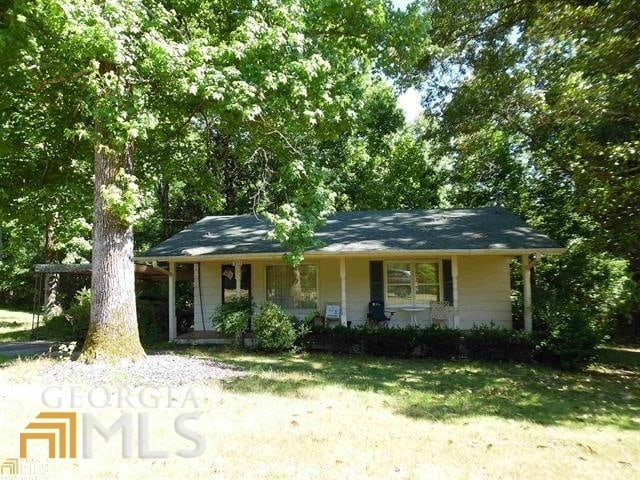 573 Lester Rd, Fayetteville, GA 30215 - view of front of home featuring covered porch and a front yard