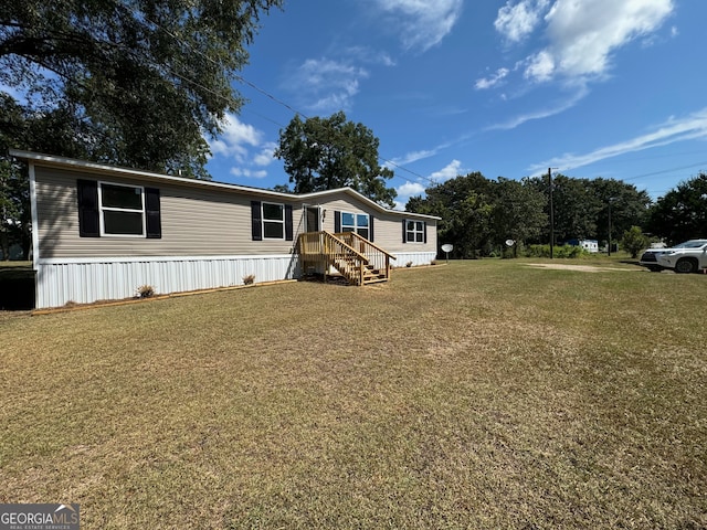 manufactured / mobile home featuring a front yard