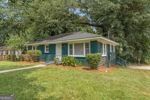 ranch-style house featuring a front lawn