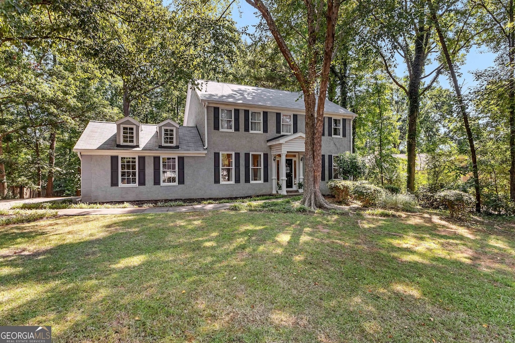 colonial home featuring a front yard