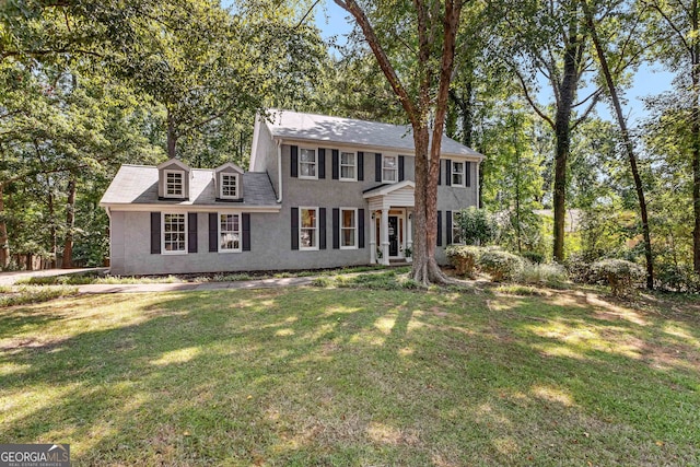 colonial home featuring a front yard