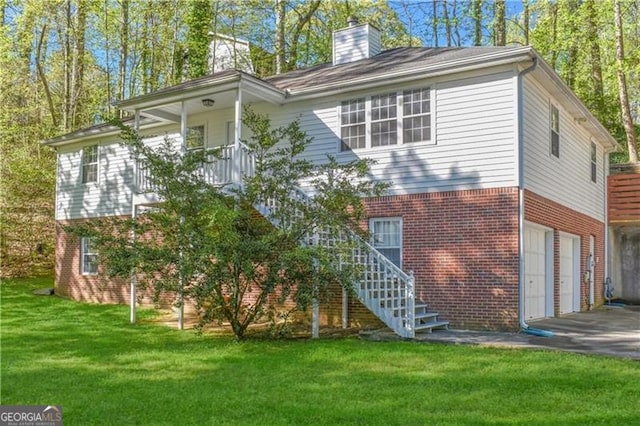 view of front of property featuring a garage and a front yard