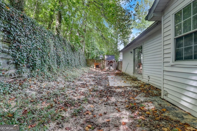 view of yard with a storage unit