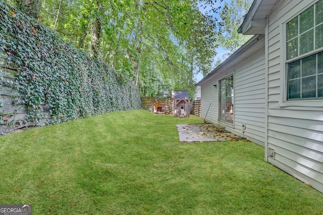 view of yard featuring an outbuilding