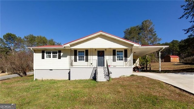 view of front of property with covered porch, a carport, and a front lawn