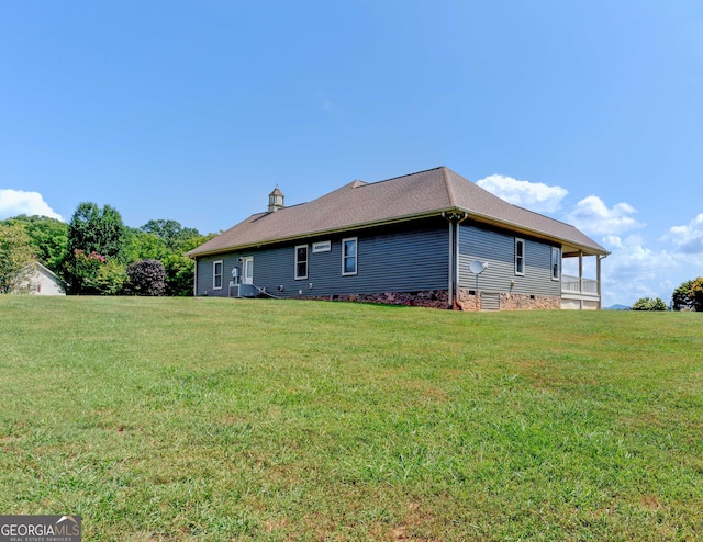 view of side of property featuring a lawn