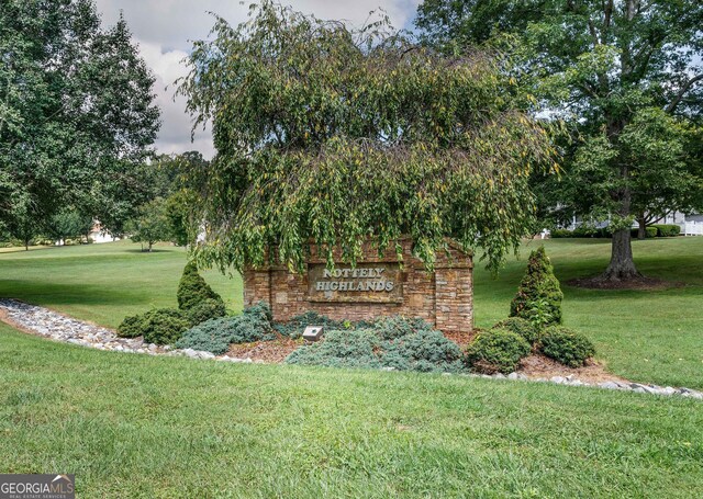 community sign with a lawn