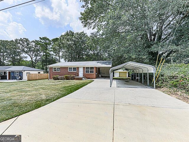 view of front of property with a carport and a front yard