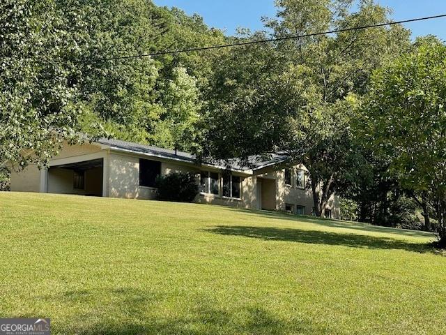 view of front of property featuring a front lawn