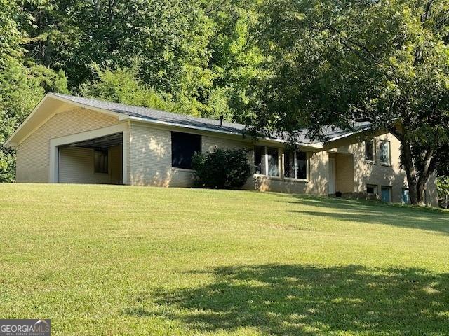 view of front facade with a front yard