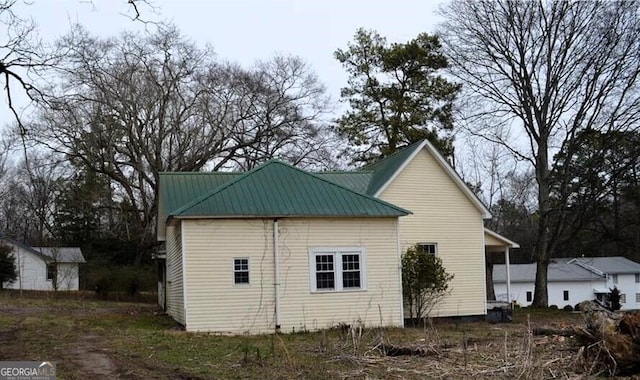 view of side of property featuring a shed