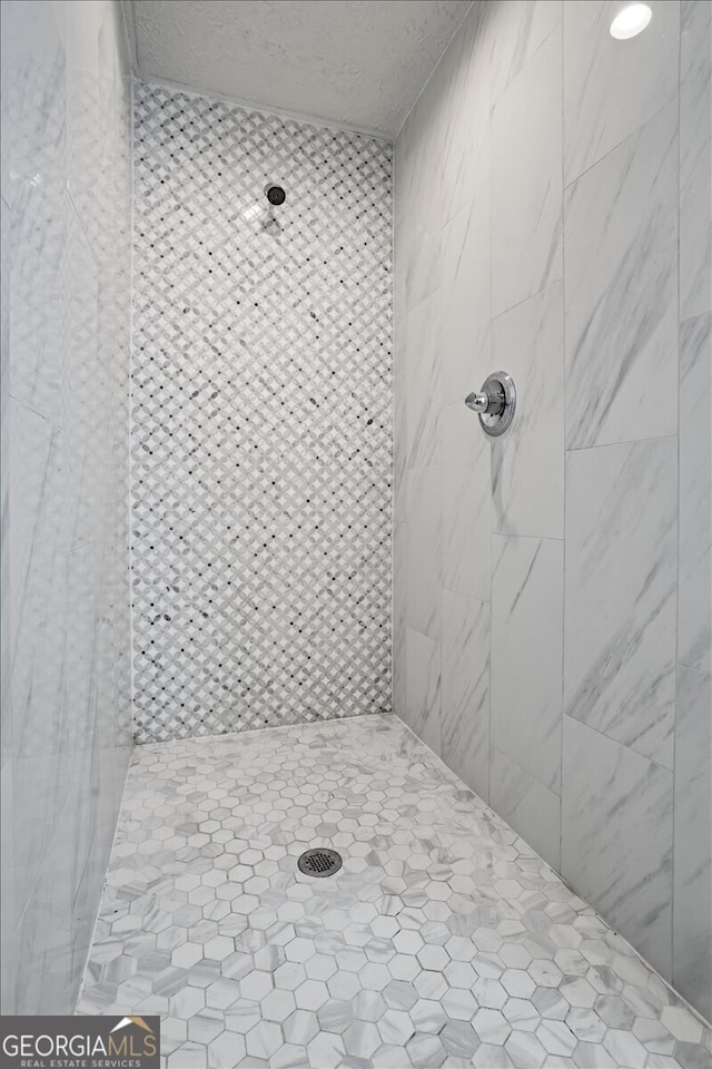 bathroom featuring tiled shower