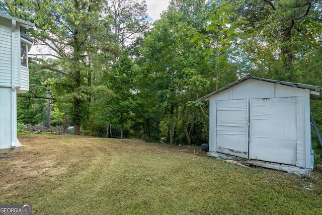 view of yard with a storage unit