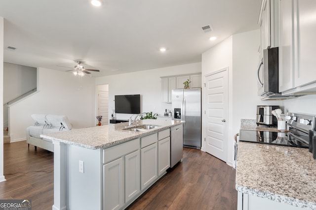 kitchen with a kitchen island with sink, dark hardwood / wood-style flooring, stainless steel appliances, and ceiling fan