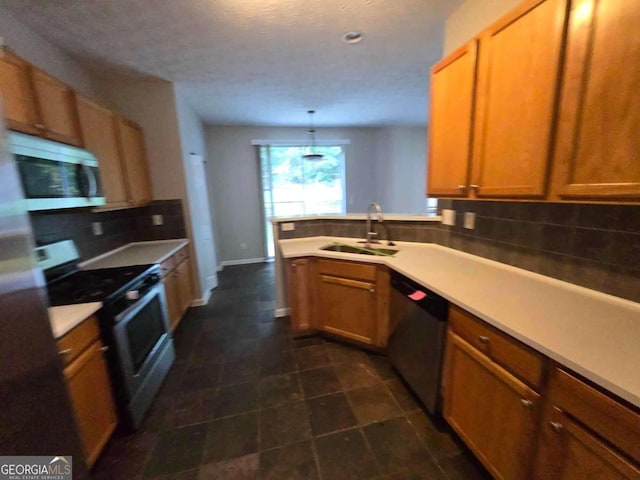 kitchen with stainless steel appliances, sink, decorative backsplash, and kitchen peninsula