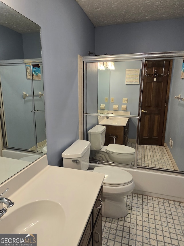 full bathroom featuring enclosed tub / shower combo, vanity, toilet, and a textured ceiling