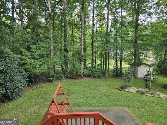 view of yard with a shed