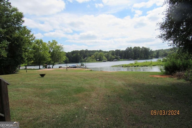 view of yard featuring a water view