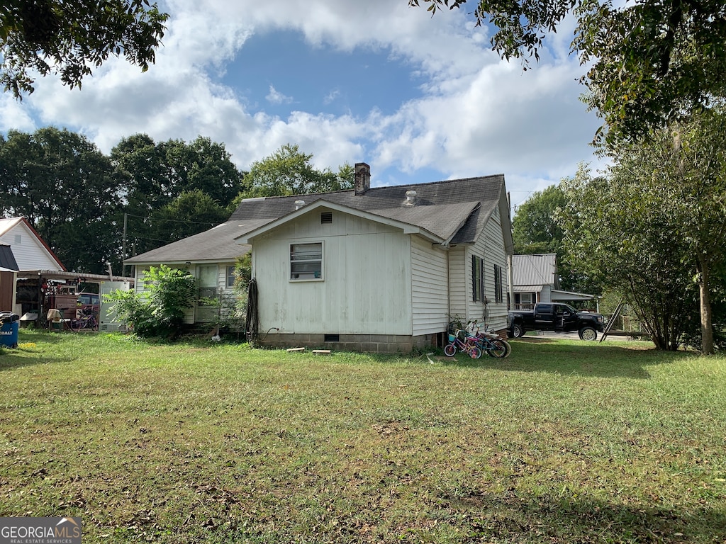 view of side of property featuring a yard