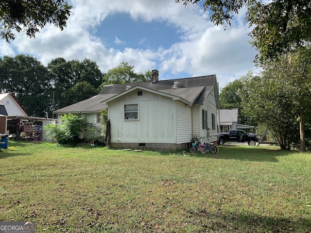 view of side of property featuring a yard