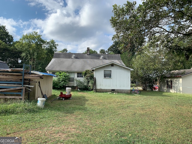 view of yard with a storage shed