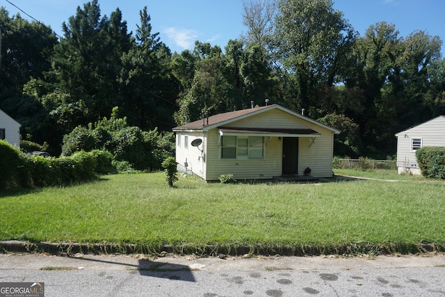 view of front of property with a front yard