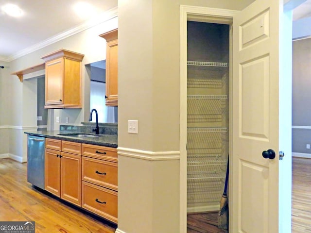 kitchen featuring crown molding, dishwasher, light hardwood / wood-style flooring, and sink