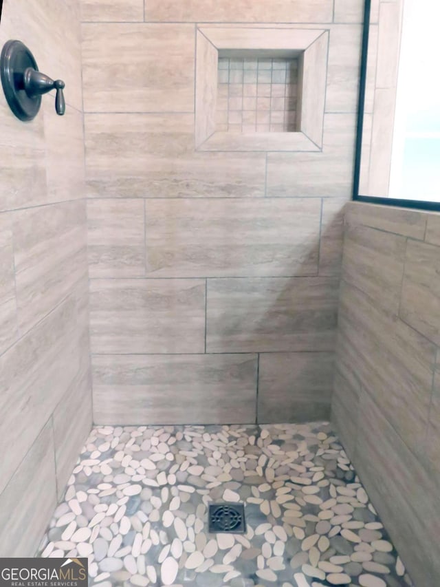 bathroom featuring a tile shower