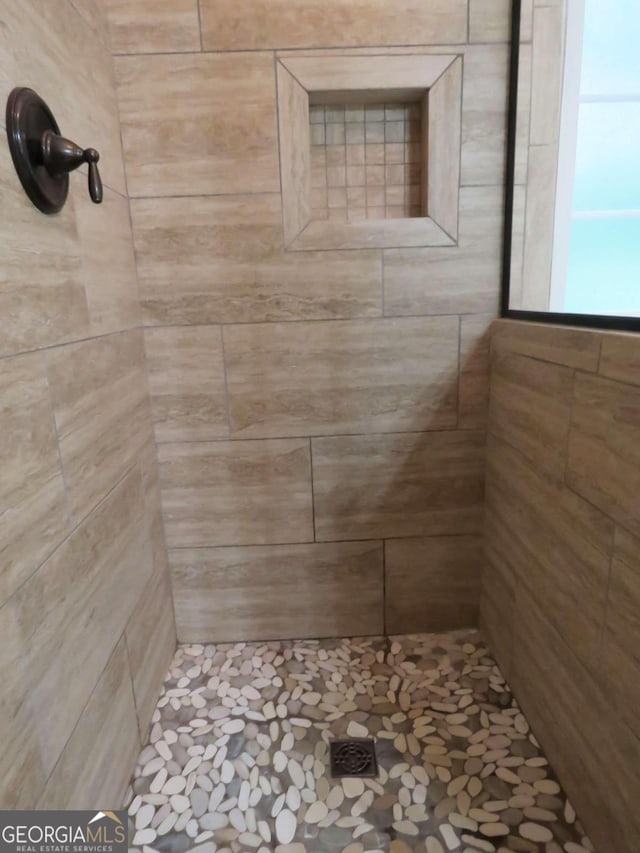 bathroom featuring tiled shower