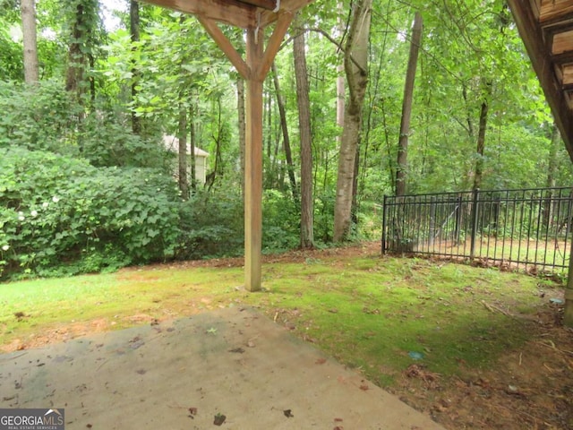 view of yard featuring a patio area