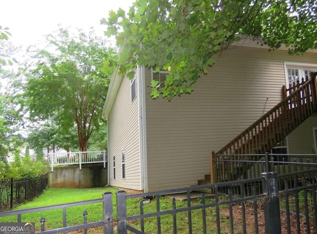 view of side of property featuring a lawn