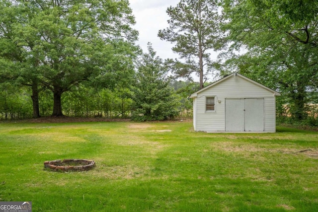 view of yard featuring a storage shed