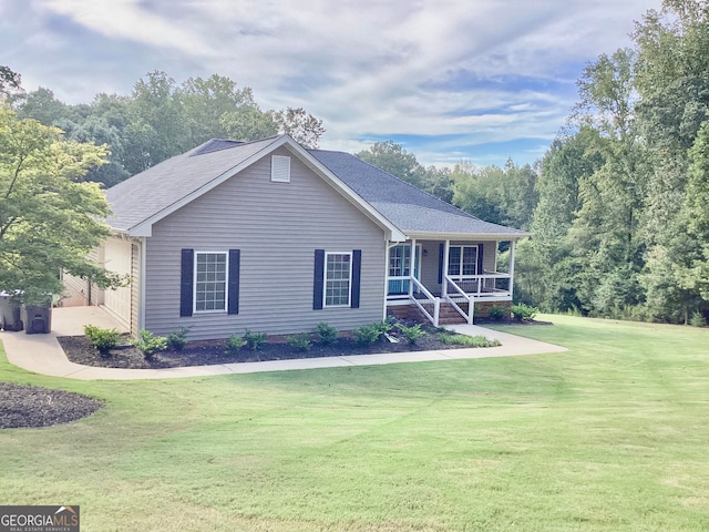 view of front of house featuring covered porch and a front yard