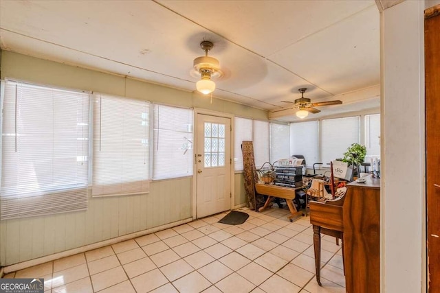 sunroom / solarium with ceiling fan