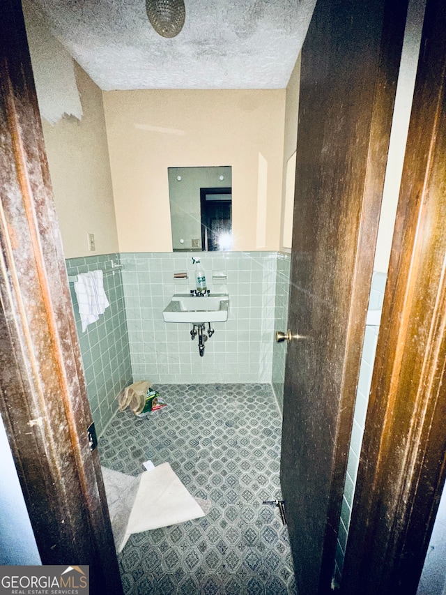 bathroom with a textured ceiling and sink